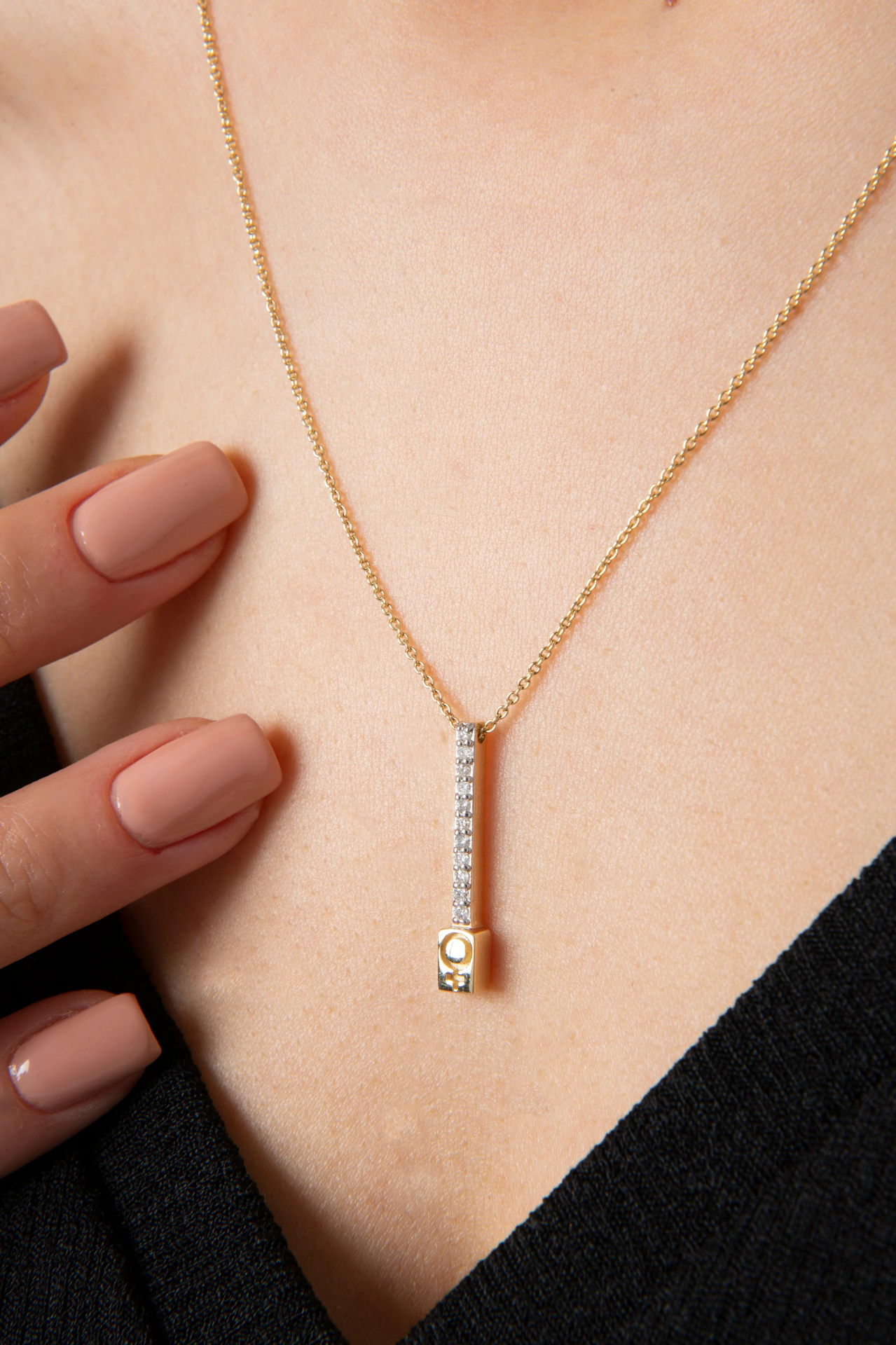 Venus Hidden Logo Diamond Sarı Altın Kolye resmi