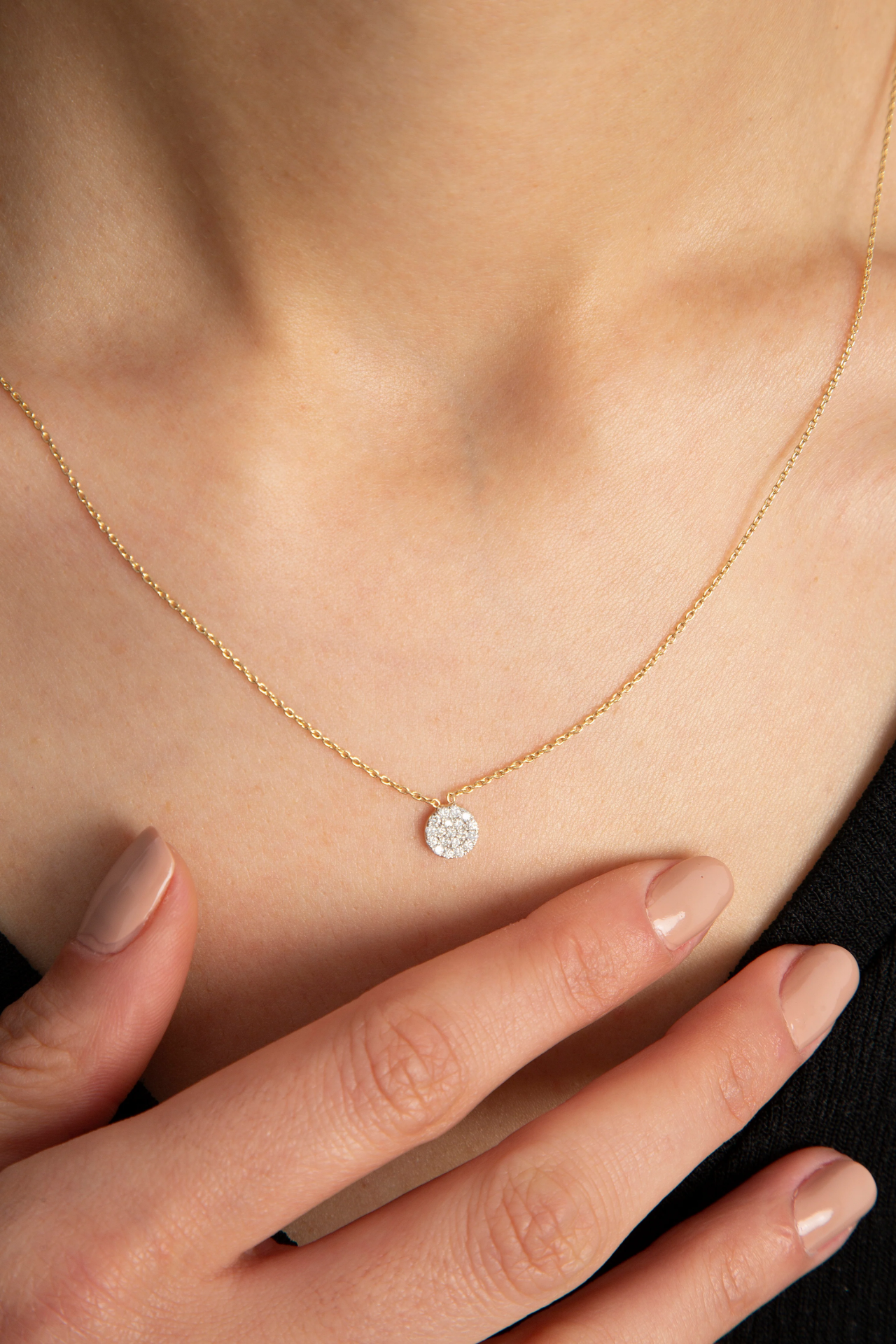Pave Round Diamond Altın Kolye resmi